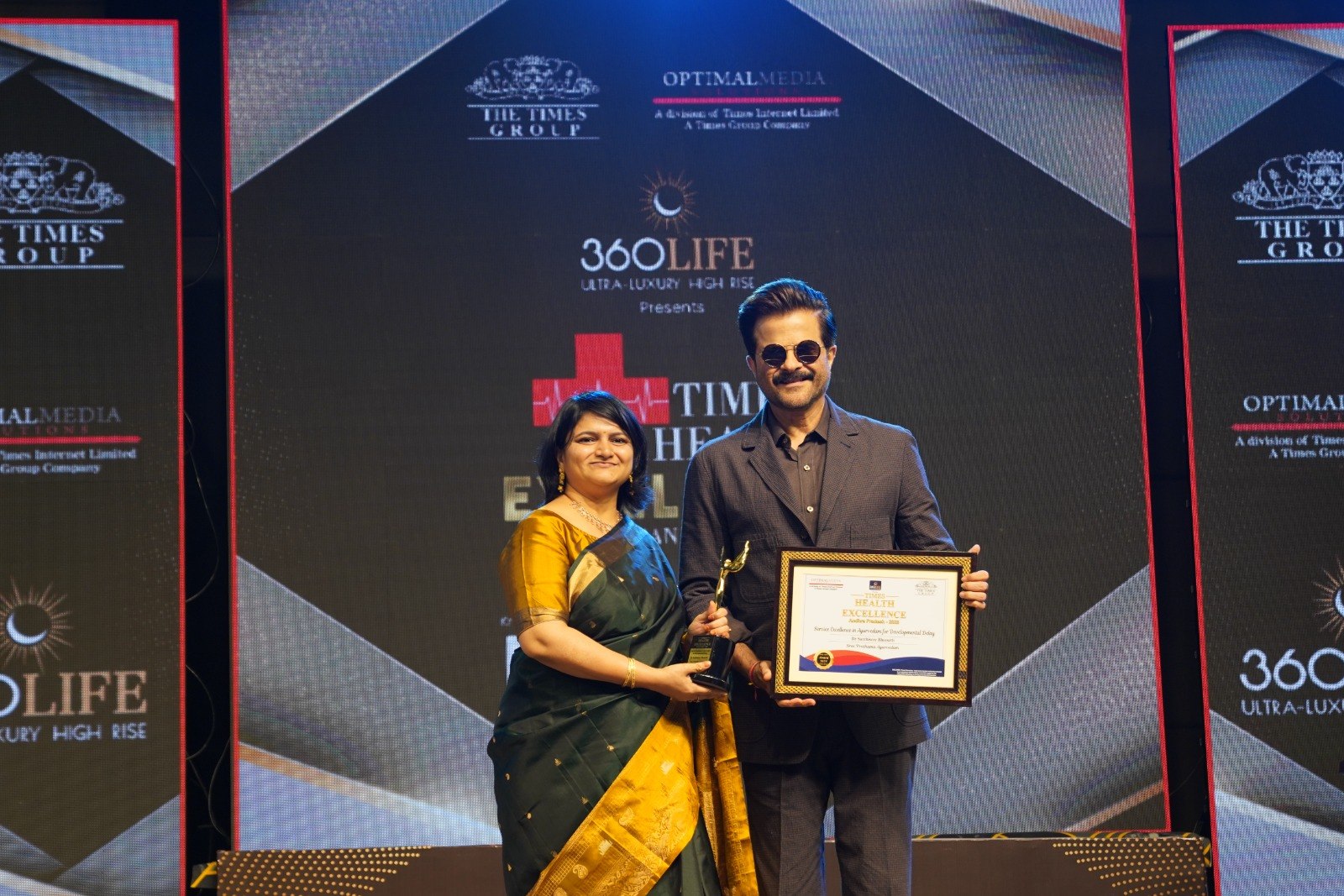 Dr. Santhisree Bheesetti receiving the Times Health Excellence Award